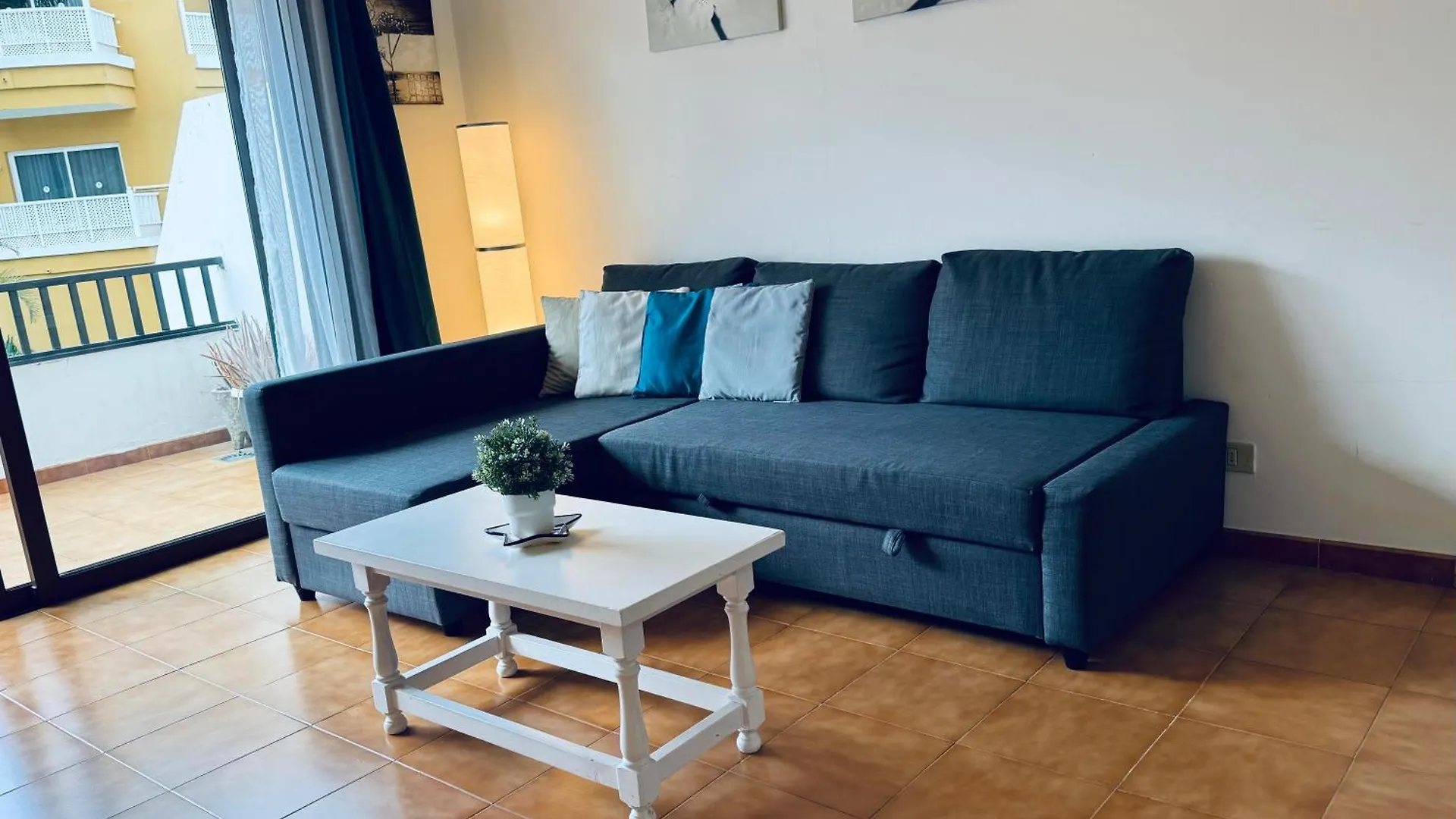 Happy Holiday Home 아데제 아파트